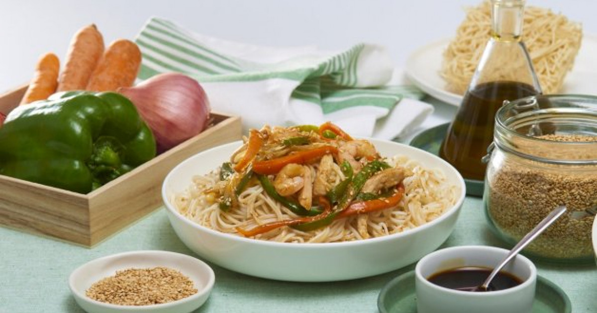 Noodles con gambas y pollo