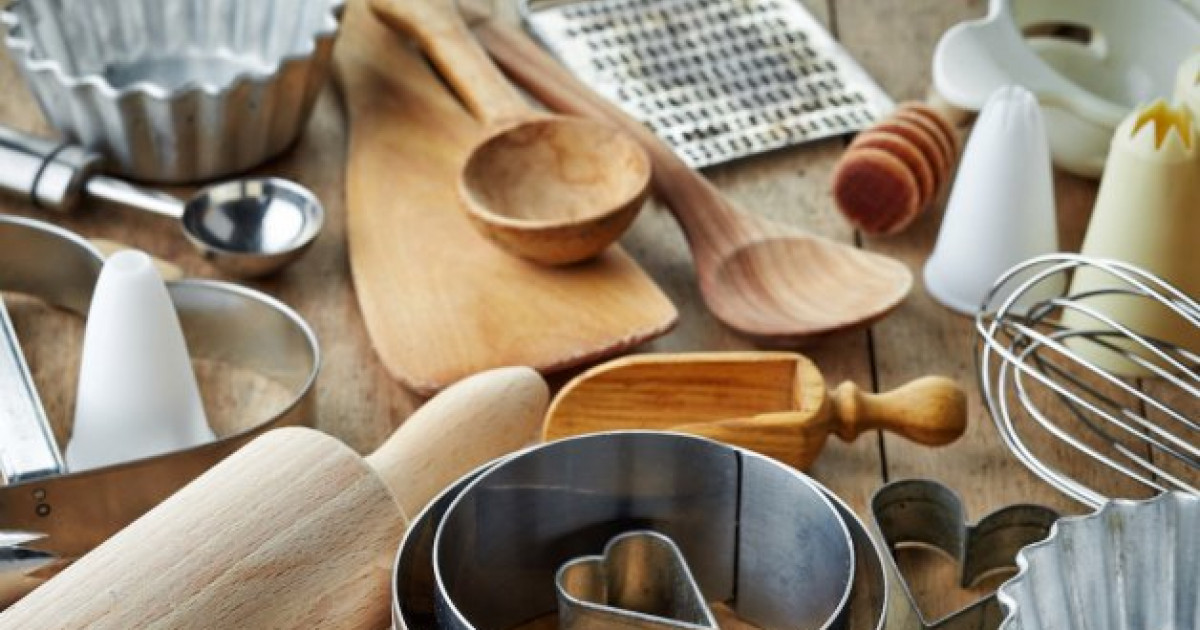 Cosas de cocina juego de utensilios de cocina con sartenes platos