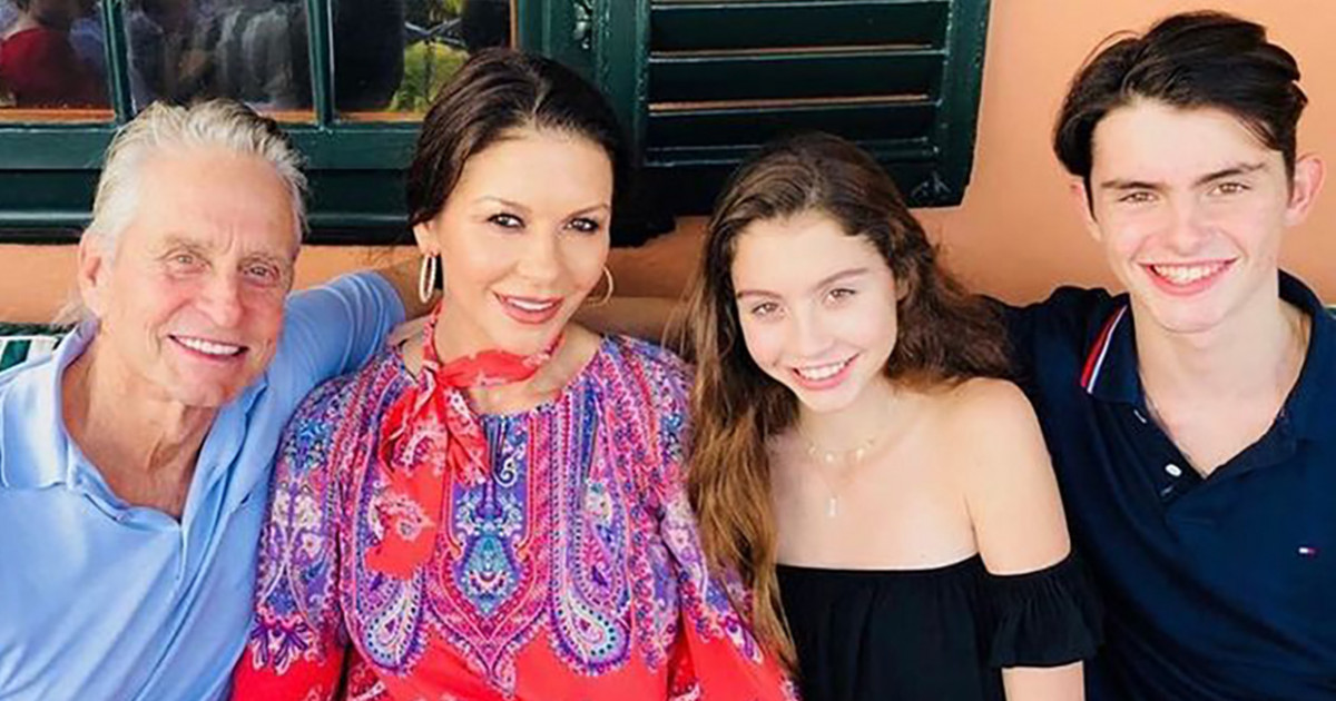 дети зета джонс фото. дилан майкл дуглас сын. дуглас и кэтрин зета джонс. кэтрин зета джонс и ее дочь. дети дугласа и кэтрин зета джонс.