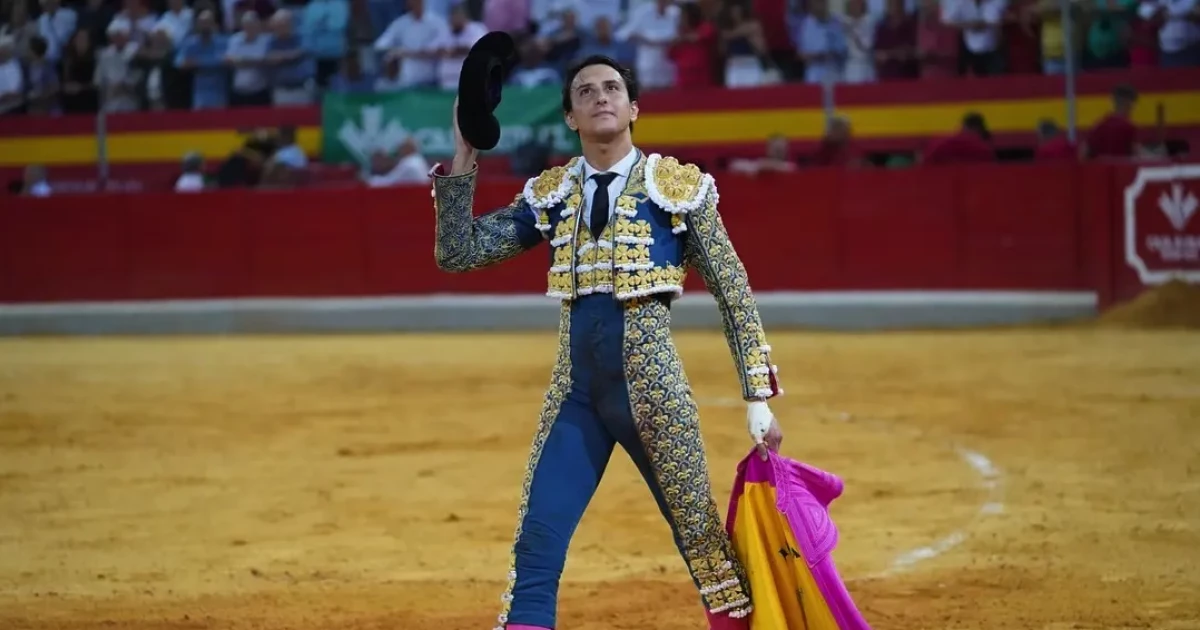 Roca Rey evita ser visto con su novia mientras recibe el apoyo de ...