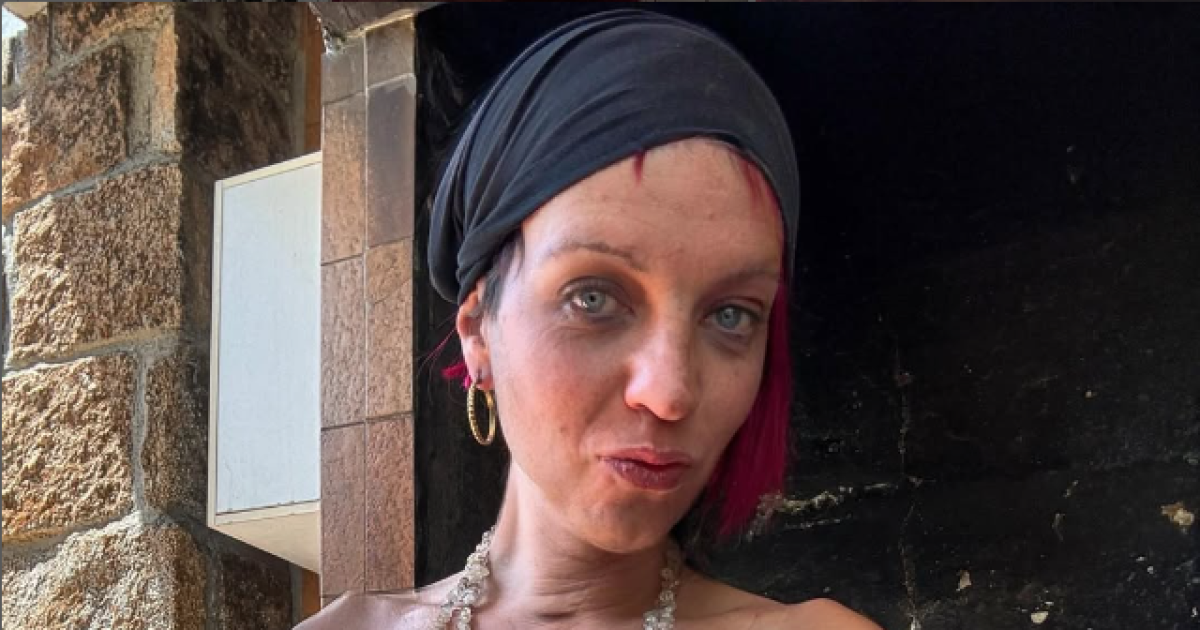 Sheila Devil sorprende con sus extrañas fotos con una bañera en su jardín