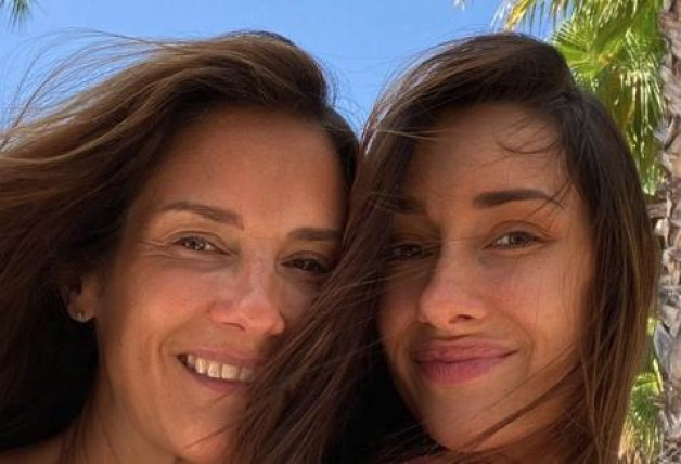 Adara Molinero y su madre Elena hacen una demostración de unión