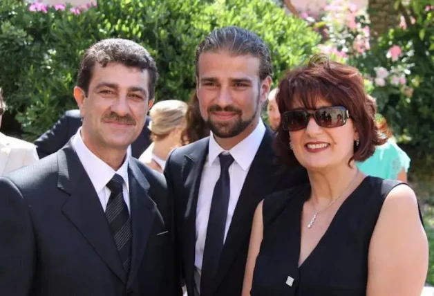 Mario Biondo en su boda en una imagen con sus padres.