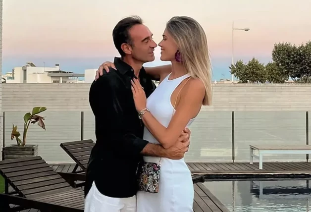 Enrique Ponce abrazando a Ana Soria.
