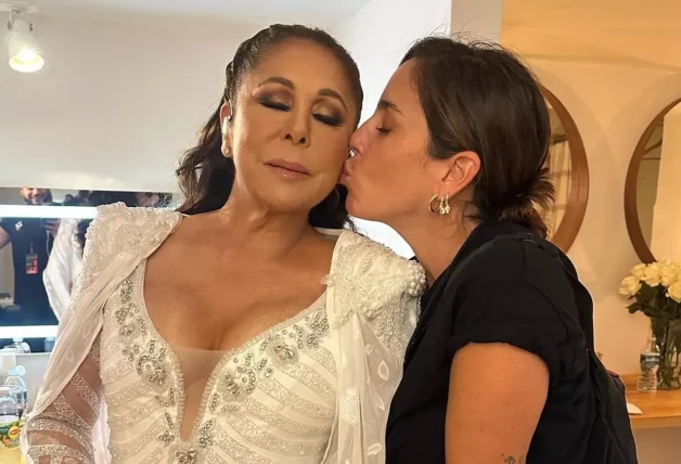 Anabel Pantoja besando en la mejilla a su tía Isabel Pantoja.