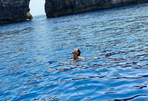 Nuria Roca en bikini en un barco en Menorca