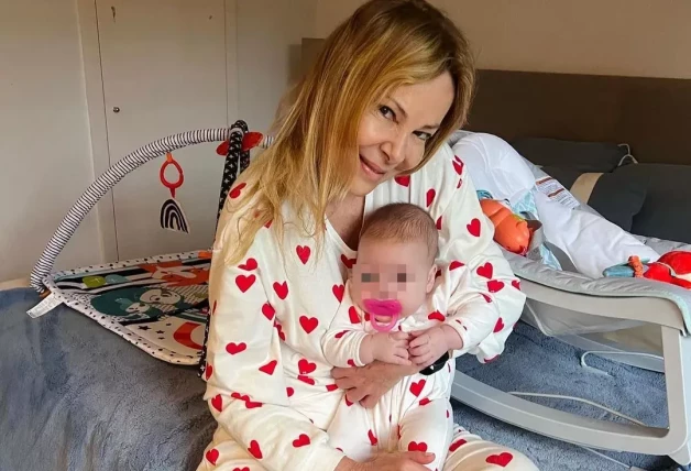 Ana Obregón y su nieta posan juntas en la cama de Aless (Instagram)