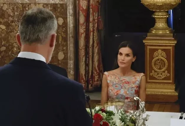 La reina Letizia en una mesa con el rey Felipe y Pedro Sánchez