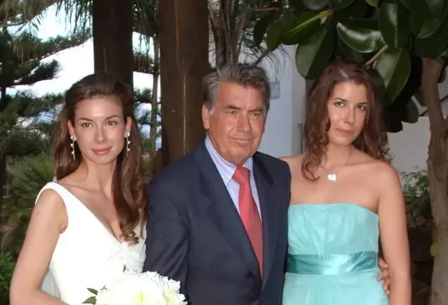 Manolo Santana con sus hijas Alba (izquierda) y Bárbara (derecha).