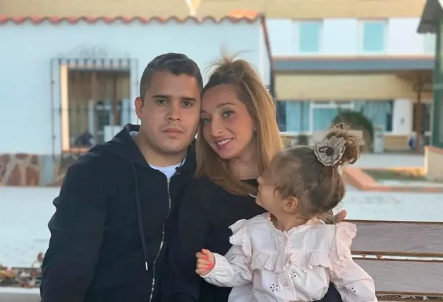 José Fernando junto a su pareja Michu y su hija.