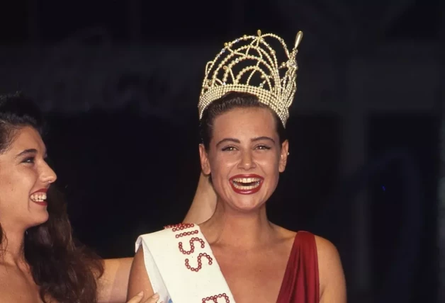 Raquel Revuelta coronando a Esther Arroyo Miss España 1990.