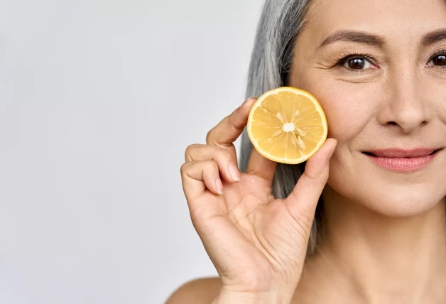 mujer sosteniendo limón dieta piel perfecta