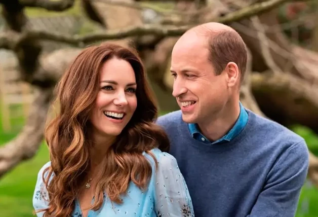 Guillermo de Inglaterra y Kate Middleton posando juntos.
