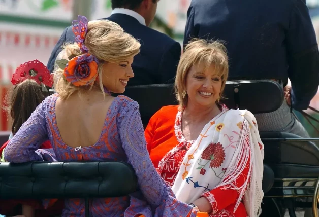 Maria Teresa Campos y su hija, Terelu, (d), pasea en coche de caballos por el recinto de la Feria de Abril de Sevilla, que hoy celebra su segundo dia de fiesta y que seguirá hasta el próximo domingo.