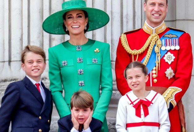 Kate Middleton con su marido y sus hijos.