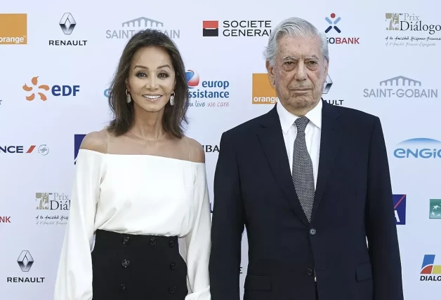 Isabel Preysler y Mario Vargas Llosa posando medios