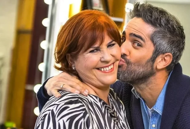 Roberto Leal besa a su madre