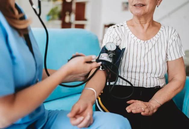 Señora tomándose la tensión.