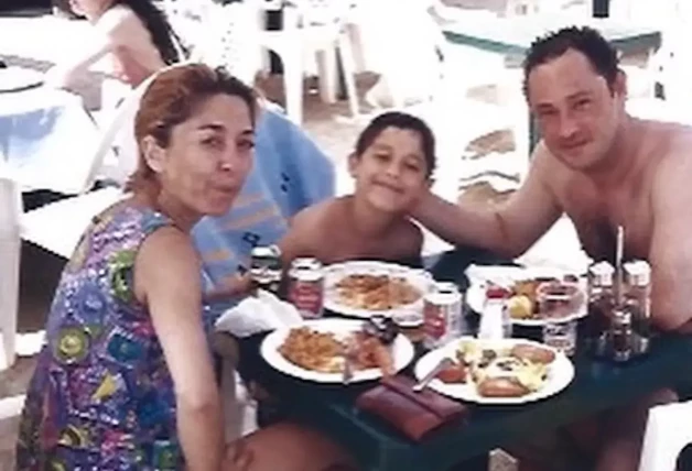 Víctor Elías, de pequeño, con sus padres