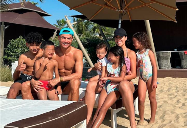 Cristiano Ronaldo cumple 40 años: sus mejores fotos con Georgina y sus hijos en su nueva vida de lujo en Riad