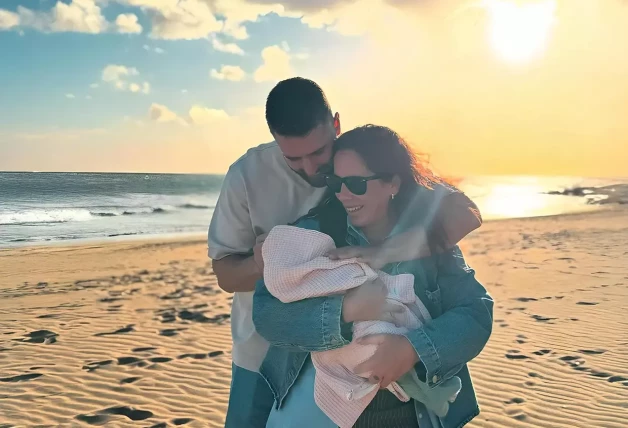 Anabel Pantoja y David Rodríguez con su hija Alma en la playa.