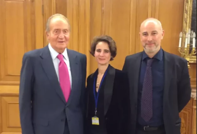 Juan Carlos I y Laurence Debray posando juntos