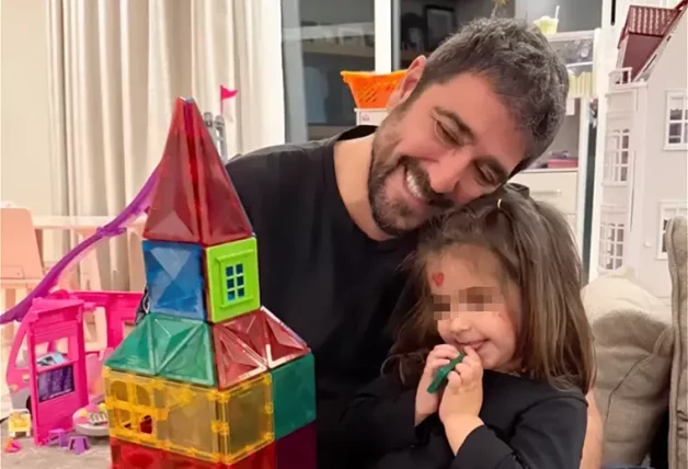 Antonio Orozco jugando con su hija.