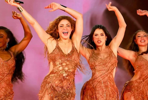 Shakira y Natalia Palomares, bailando.