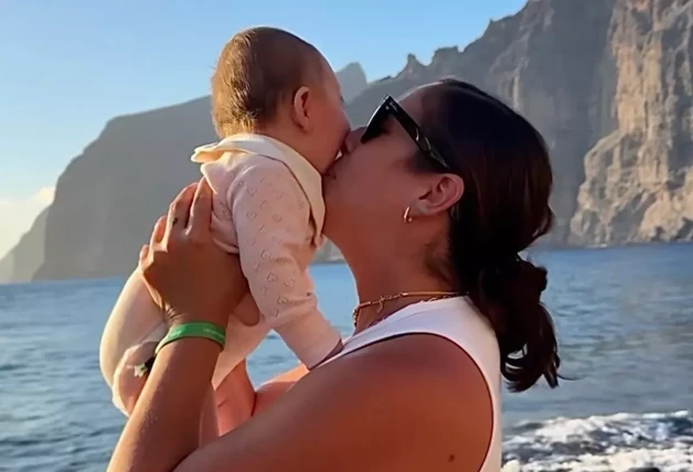 Anabel Pantoja con su hija, Alma