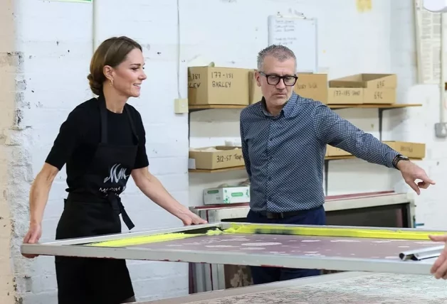 Kate Middleton durante su visita a la fábrica textil Sudbury Silk Mills.