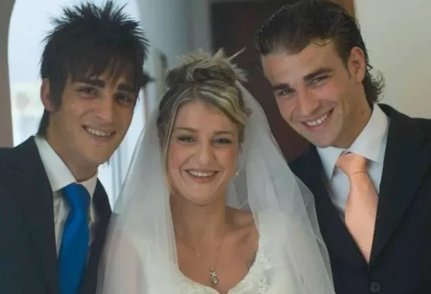 Mario (dcha.) y sus hermanos, Andrea (izq.) y Emmanuele (centro).