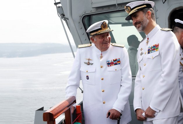 Felipe VI y don Juan Carlos presenciaron la parada naval.