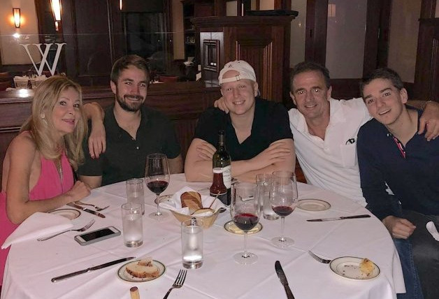 Clemente junto a Alessandro Lequio, Aless y Ana Obregón.