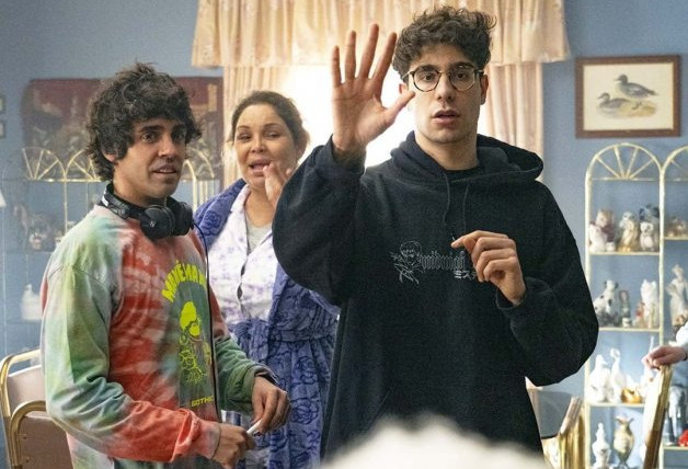 'Los Javis' en el rodaje de 'Veneno'.