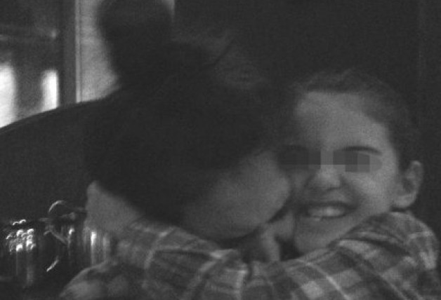 Suri jugando con su madre.