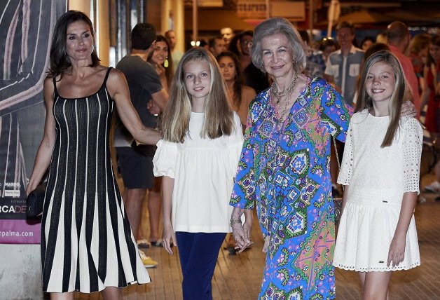 Leonor, cogiendo la mano a su abuela, con quien tiene mucha complicidad.