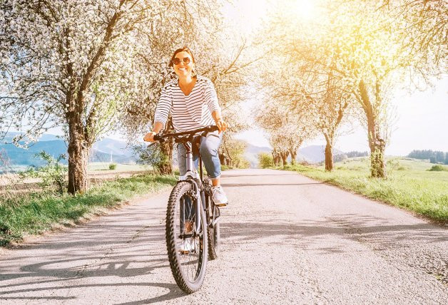 El ejercicio aeróbico como ir en bicicleta, sobre todo al aire libre en contacto con la naturaleza, mejora la cognición y la salud cardiovascular.