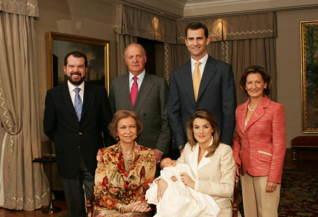 Imagen del posado de la familia real con la infanta Leonor. De izda. a dcha. de pie: Jesús Ortiz (padre de Letizia), rey Juan Carlos I, príncipe Felipe de Borbón, Paloma Rocasolano (madre de Letizia). Sentadas: reina Doña Sofía y Letizia Ortiz, con Leonor en brazos.