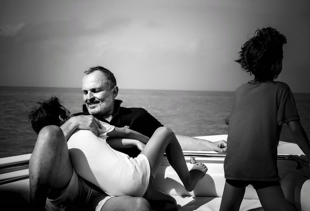 Miguel Bosé con sus hijos