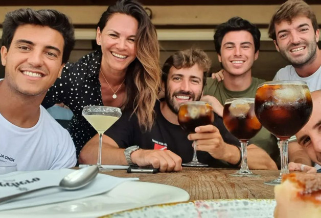 Fabiola Martínez saliendo con amigos.