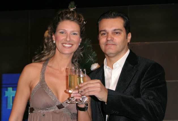 Imagen de la presentadora de televisión Anne Igartiburu y Ramón García en las Campanadas de 2005.