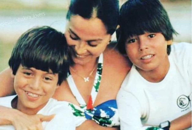 Isabel Preysler junto a Enrique y Julio José Iglesias.