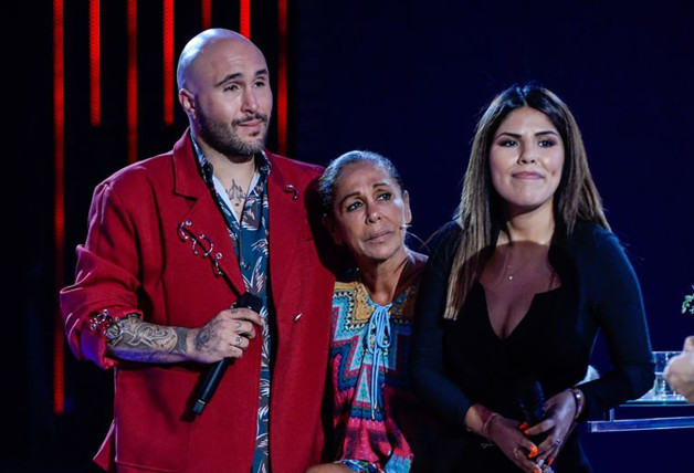 Kiko Rivera e Isa Pantoja abrazados a su madre Isabel Pantoja en un plató de televisión.