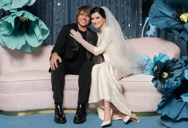 Laura Pausini vestida de novia y sentada junto a su marido Paolo