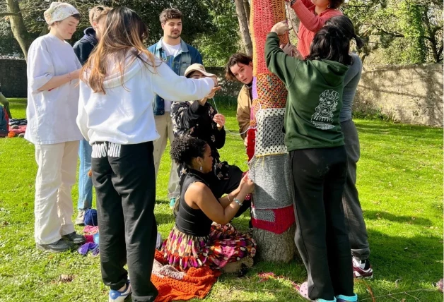 Gabi participa activamente en todas las propuestas de su colegio.