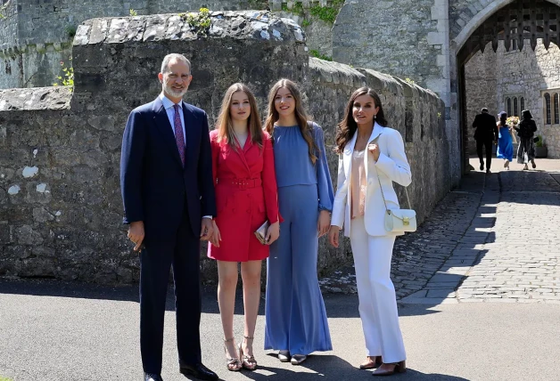 Los Reyes y Sofía, arropando a Leonor en su graduación.