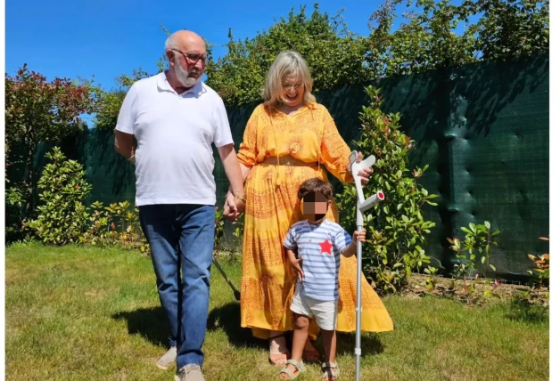 Los padres de Paula Echevarría junto a Miki.