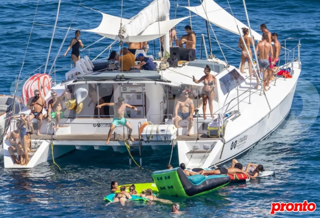 Anabel Pantoja pasando el día en un catamarán con amigos.