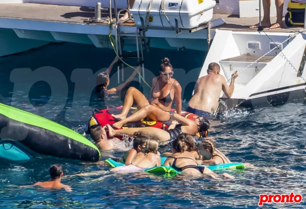 Anabel Pantoja bañándose en el mar con unos amigos