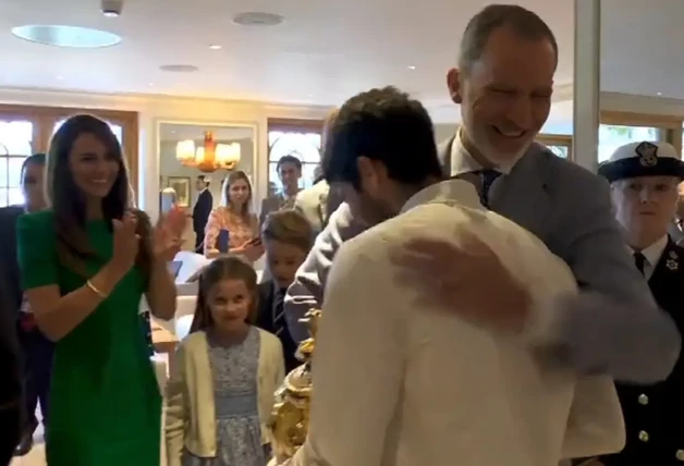 Carlos Alcaraz con el trofeo de Wimbledon abrazado al rey Felipe VI delante de Kate Middleton.